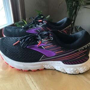 Brooks Adrenaline GTS 19 running shoe